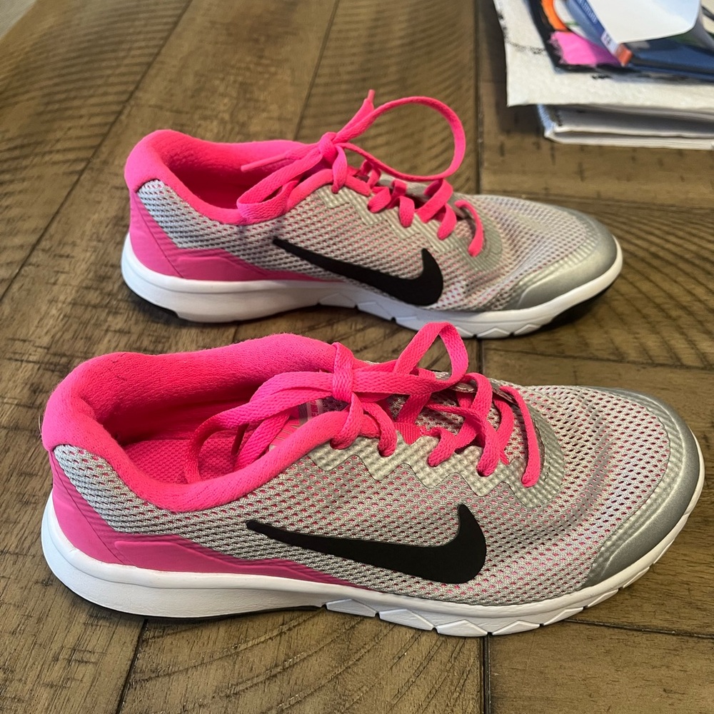 Nike 3.5y silver and pink tennis shoes